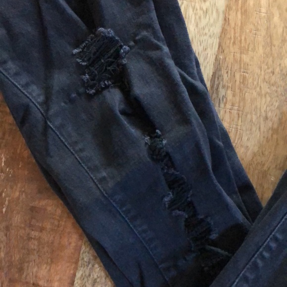 Universal Thread black ultra distressed jeans size 6 - Picture 2 of 9